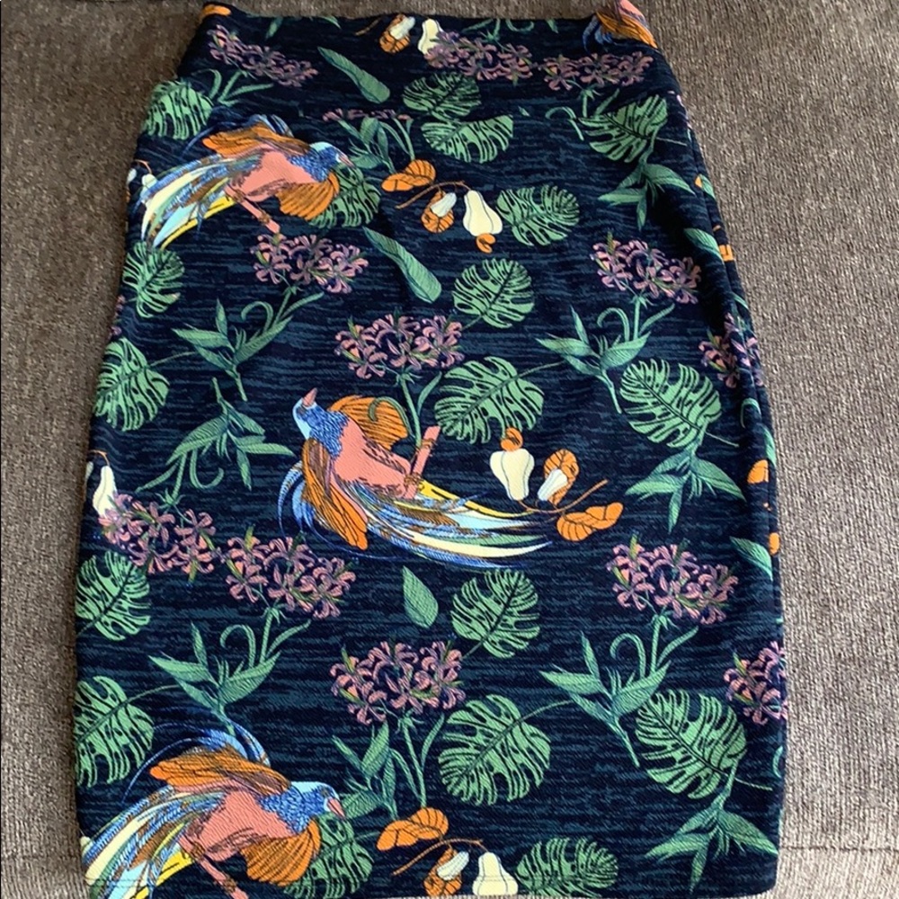 Beautiful pencil skirt! Gorgeous print and can be worn in all seasons.